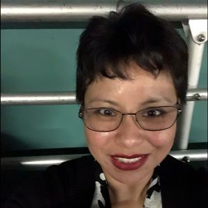 Meet your Posher, Elvia